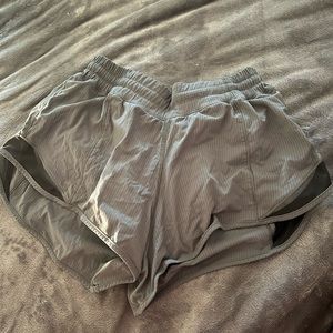 Lululemon shorty hot shorts 2.5”